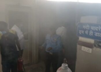 Fire in hospital, death due to oxygen mask descending while removing the patient