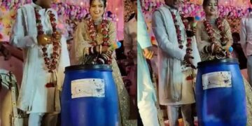 Friends gave a blue drum to the groom and groom at the wedding, there was a stir