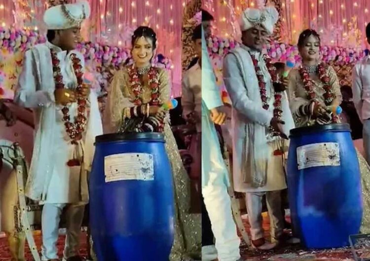 Friends gave a blue drum to the groom and groom at the wedding, there was a stir