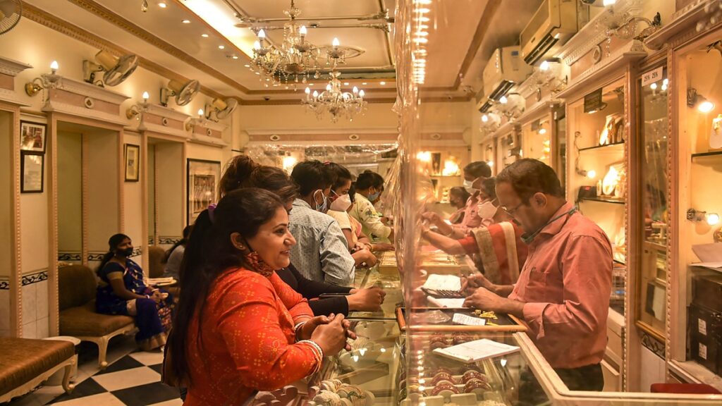 Gold News: Gold and silver cut a lot of grace today, a huge upset in prices, know what is the feeling - India tv hindi