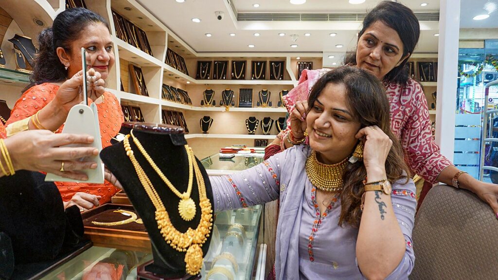 Gold made this upside down with all time high, silver ₹ 2500 per kg expensive - India tv hindi