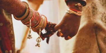 Helping a girl was so expensive by the young man, had to get married to another