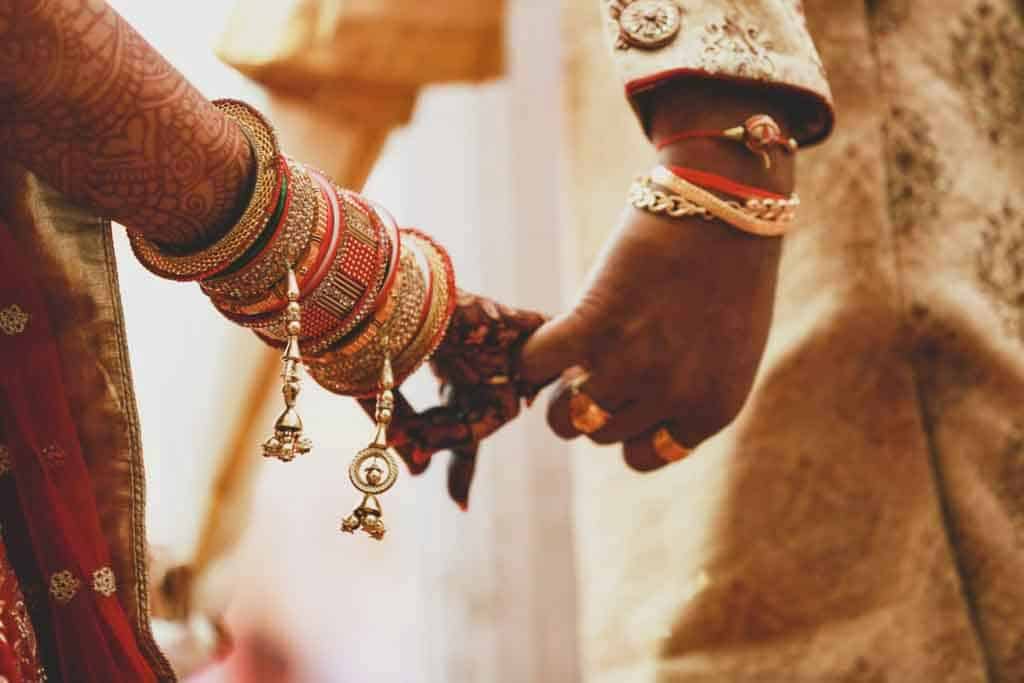 Helping a girl was so expensive by the young man, had to get married to another