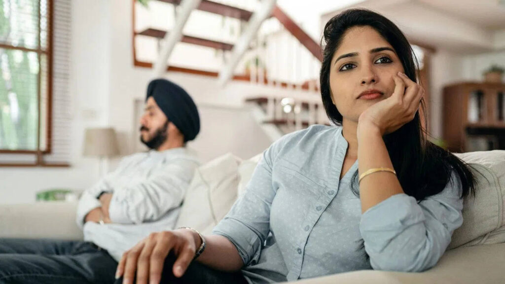 अगर पुरुष ने नहीं समझे पत्नियों के ये इशारे तो पूरा जीवन गृहस्थी में होते रहेंगे झगड़े, वीडियो में जानिए इसका जड़ से इलाज 