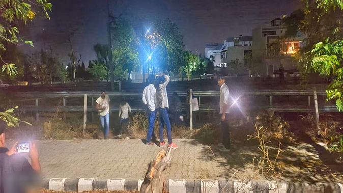 In Jaipur, the girl tried to save her father with suicide with uncle, three people cut off from train