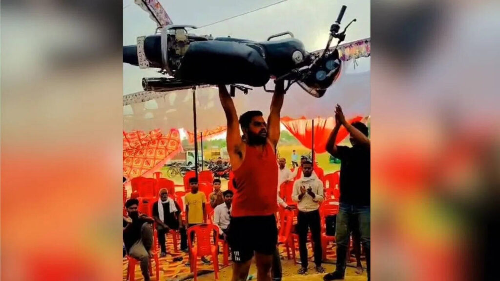 In UP, MP wrestler showed power, picked up a bike with both hands, got so much reward