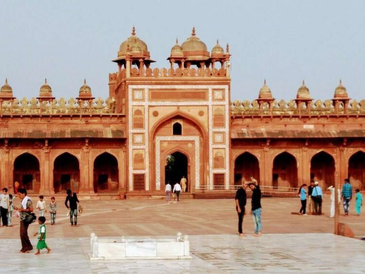 In the video, see the miraculous dargah of Rajasthan, which is a symbol of brotherhood, every vow is complete