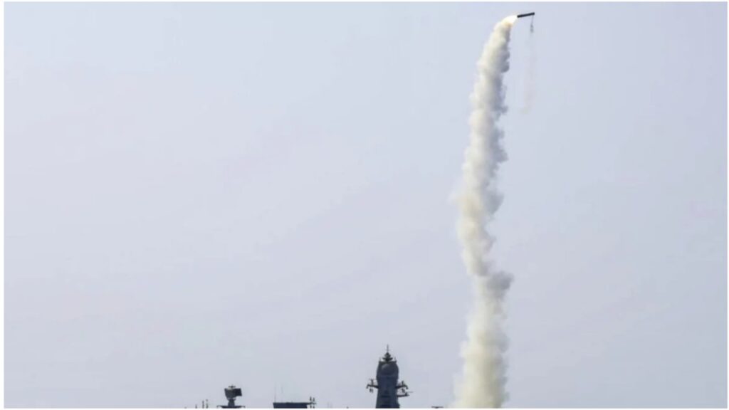 Indian Navy showed its strength in the Arabian Sea, launched anti -ship missile - India tv hindi