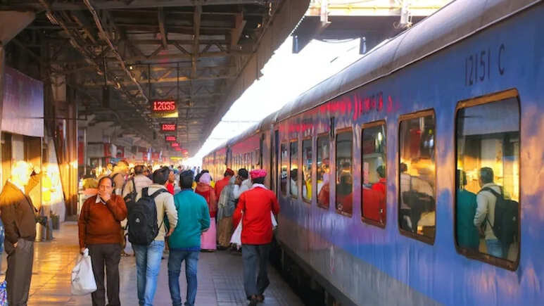 भारत की लाइफ लाइन कही जाने वाली इंडियन रेलवे न सिर्फ देश की सबसे बड़ी परिवहन प्रणाली है, बल्कि यह करोड़ों भारतीयों के जीवन का अभिन्न हिस्सा बन चुकी है। रोजाना लाखों लोग ट्रेन से सफर करते हैं—कभी ऑफिस जाने के लिए, तो कभी लंबी दूरी तय करने के लिए। भारतीय रेलवे का सफर सिर्फ सस्ता और आरामदायक ही नहीं होता, बल्कि यह कई ऐसी मुफ्त सेवाएं भी देता है जिनकी जानकारी अधिकतर लोगों को नहीं होती।  तो आइए जानते हैं वो सुविधाएं जो आपको ट्रेन टिकट के साथ फ्री में मिलती हैं लेकिन अक्सर नजरअंदाज रह जाती हैं।  1. फ्री वाई-फाई सेवा अगर आप स्टेशन पर समय से पहले पहुंच जाते हैं और ट्रेन लेट हो जाती है, तो रेलवे की तरफ से आपको मुफ्त वाई-फाई सेवा दी जाती है। देश के हजारों रेलवे स्टेशनों पर हाई-स्पीड इंटरनेट उपलब्ध है जिसे यात्री अपने मोबाइल नंबर के जरिए कनेक्ट कर सकते हैं और इंटरनेट का उपयोग कर सकते हैं।  2. सफर के दौरान फ्री इलाज ट्रेन में सफर करते समय यदि कोई यात्री अस्वस्थ हो जाए तो वह रेलवे के हेल्पलाइन नंबर 139 पर कॉल कर मदद मांग सकता है। रेलवे की मेडिकल टीम जरूरत पड़ने पर स्टेशन पर या ट्रेन में पहुंचकर मुफ्त इलाज और दवाइयां देती है।  3. एसी कोच में चादर, कंबल और तकिया अगर आप एसी क्लास (AC, 2AC, 3AC) में सफर कर रहे हैं, तो आपको रेलवे की तरफ से बेडरोल दिया जाता है, जिसमें चादर, कंबल और तकिया शामिल होते हैं। यह सेवा टिकट के किराए में शामिल होती है और अलग से कोई चार्ज नहीं देना होता। हालांकि, गरीब रथ एक्सप्रेस जैसी कुछ ट्रेनों में इसके लिए ₹25 चार्ज लिया जाता है।  4. खाने की सुविधा (कुछ ट्रेनों में) कुछ स्पेशल ट्रेनों जैसे राजधानी, शताब्दी और वंदे भारत में यात्रियों को उनकी सीट पर खाना परोसा जाता है। हालांकि यह सेवा पूरी तरह से फ्री नहीं होती, लेकिन इसके लिए अलग से कोई भुगतान नहीं करना पड़ता क्योंकि इसका शुल्क पहले से ही टिकट के किराए में शामिल होता है।  5. वेटिंग हॉल का उपयोग अगर आपकी ट्रेन लेट हो जाती है और आपको स्टेशन पर इंतजार करना पड़ता है, तो आप रेलवे स्टेशन पर बने एसी और नॉन-एसी वेटिंग रूम्स में आराम से बैठ सकते हैं। इसके लिए बस आपको अपना टिकट दिखाना होता है। कुछ स्टेशनों पर इसके लिए नाममात्र शुल्क लिया जाता है।  6. यात्रियों को मिलता है 10 लाख रुपये तक का बीमा आपको यह जानकर हैरानी होगी कि जब भी आप ट्रेन का टिकट बुक करते हैं, तो रेलवे आपके लिए 10 लाख रुपये तक का बीमा कवरेज देती है। इसके लिए सिर्फ ₹0.45 पैसे का चार्ज टिकट के साथ जोड़ा जाता है। अगर सफर के दौरान कोई हादसा होता है तो यात्री या उनके परिजनों को इसका मुआवजा मिलता है।  7. दिव्यांग और बुजुर्गों के लिए विशेष सुविधा रेलवे चलने-फिरने में असमर्थ या विशेष आवश्यकता वाले यात्रियों के लिए व्हीलचेयर, स्ट्रेचर और सहायक स्टाफ जैसी सुविधाएं भी प्रदान करता है। बस यात्री को स्टेशन पहुंचकर संबंधित काउंटर से संपर्क करना होता है।  8. शिकायत कैसे करें? अगर आपको सफर के दौरान कोई सुविधा नहीं मिलती या किसी प्रकार की समस्या होती है, तो आप रेलवे में ऑनलाइन या ऑफलाइन शिकायत दर्ज करा सकते हैं। शिकायत के विकल्प इस प्रकार हैं:  बुकिंग ऑफिस में कंप्लेंट बुक में अपनी शिकायत दर्ज करें।  ऑनलाइन पोर्टल: pgportal.gov.in  हेल्पलाइन नंबर: 9717630982, 011-23386203, 139  निष्कर्ष भारतीय रेलवे केवल एक यात्रा साधन नहीं, बल्कि यात्रियों की जरूरतों को समझने वाला एक जिम्मेदार सेवा प्रदाता भी है। अगर यात्रियों को इन सुविधाओं की सही जानकारी हो, तो उनका सफर न केवल आरामदायक बल्कि ज्यादा किफायती भी हो सकता है। अगली बार जब आप ट्रेन से यात्रा करें, तो इन फ्री सेवाओं का पूरा लाभ उठाएं और अपने अनुभव को बेहतर बनाएं।