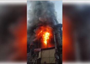 Jharkhand: Fierce fire in clothes shop in Giridih, two people stranded, loss of millions