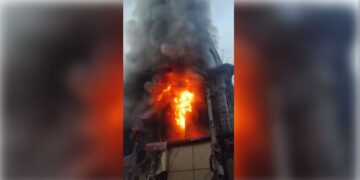 Jharkhand: Fierce fire in clothes shop in Giridih, two people stranded, loss of millions