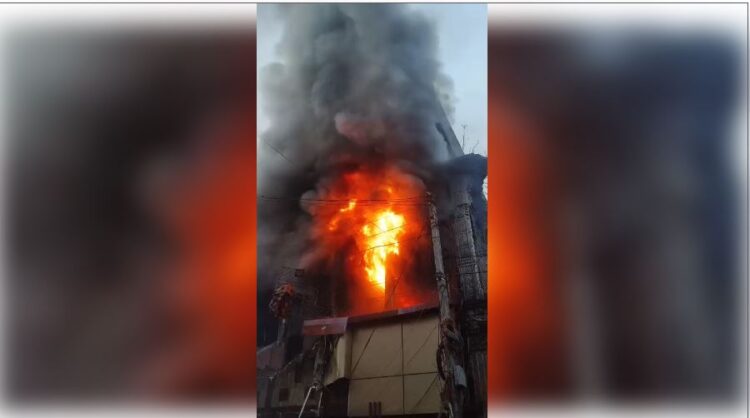 Jharkhand: Fierce fire in clothes shop in Giridih, two people stranded, loss of millions