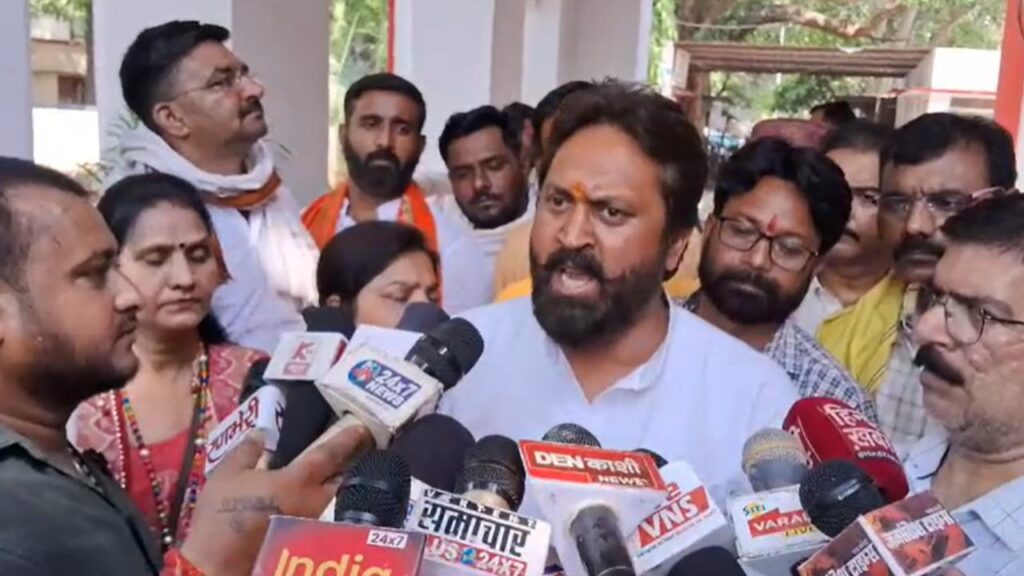 Karani Sena Protests at District Headquarters, Anger Erupts on Sp Leaders | Uttar Pradesh News Today Latest Update in Hindi News Track Hindi News Up Ka Taaza Samachar in Hindi | Varanasi News: Karni Sena's performance at district headquarters, SP leaders erupted. News Track in Hindi