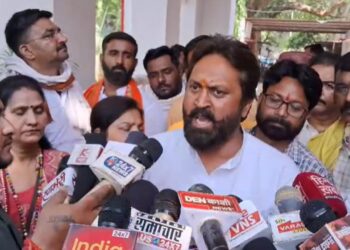 Karani Sena Protests at District Headquarters, Anger Erupts on Sp Leaders | Uttar Pradesh News Today Latest Update in Hindi News Track Hindi News Up Ka Taaza Samachar in Hindi | Varanasi News: Karni Sena's performance at district headquarters, SP leaders erupted. News Track in Hindi
