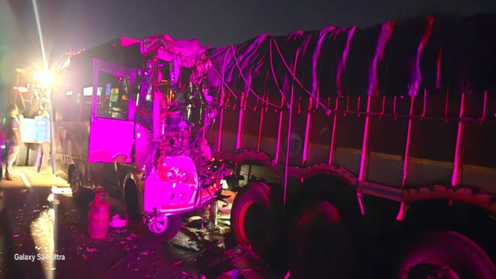 Karnataka: Five people died in a collision with truck and van in Kalburgi - India tv hindi