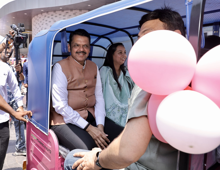 महाराष्ट्र : नागपुर में सीएम फडणवीस ने महिलाओं को सौंपी ई रिक्शा, आधी आबादी को सबल बनाना उद्देश्य