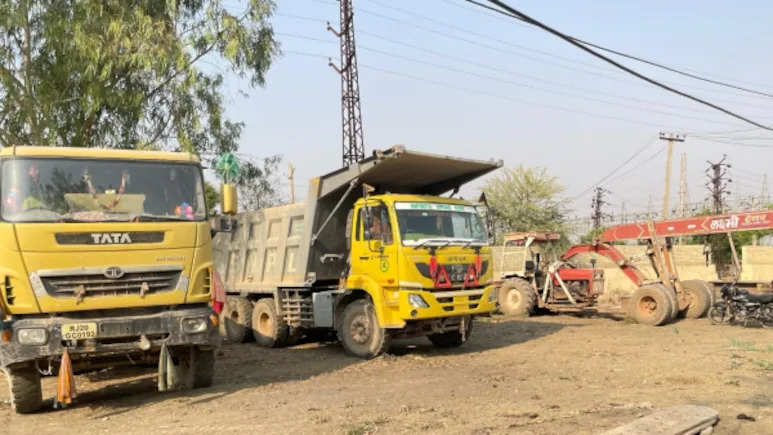 Major action of Minerals Department in Bundi, Dumper-Crane confiscated, fined 37 lakhs on mining mafia