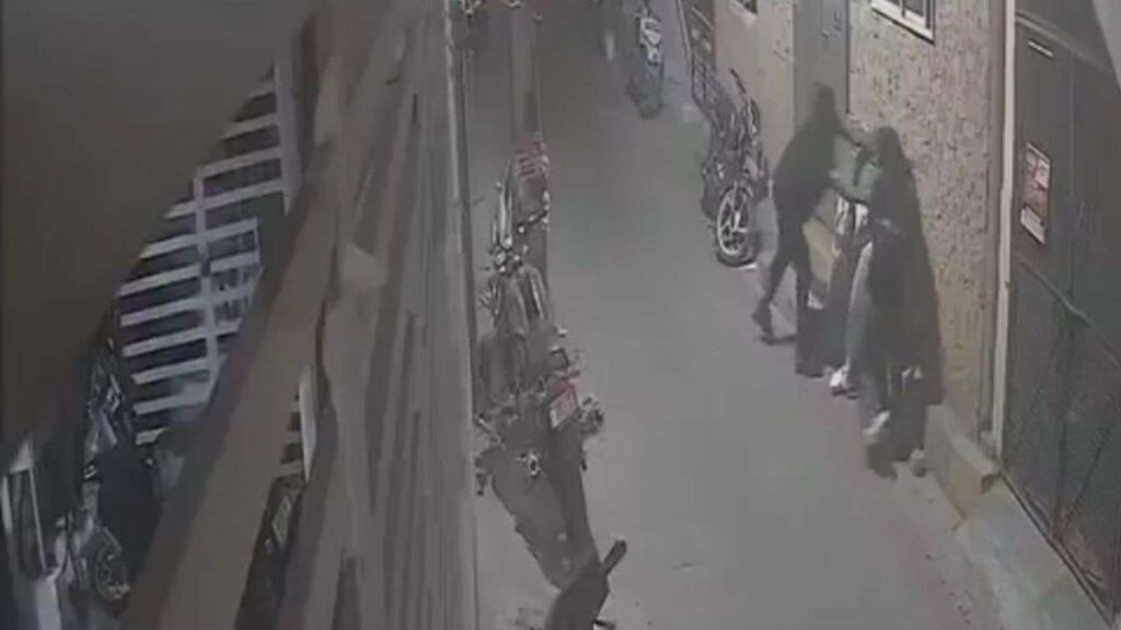 Man teased girl in Bengaluru, embarrassing incident imprisoned in CCTV - India tv hindi