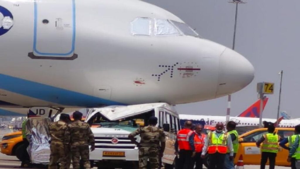 Mini bus collided with Indigo Airlines aircraft, questions on airport security - India tv hindi