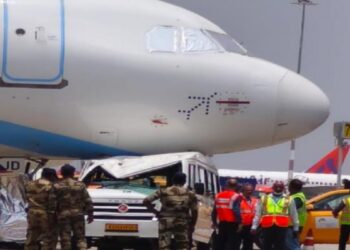 Mini bus collided with Indigo Airlines aircraft, questions on airport security - India tv hindi