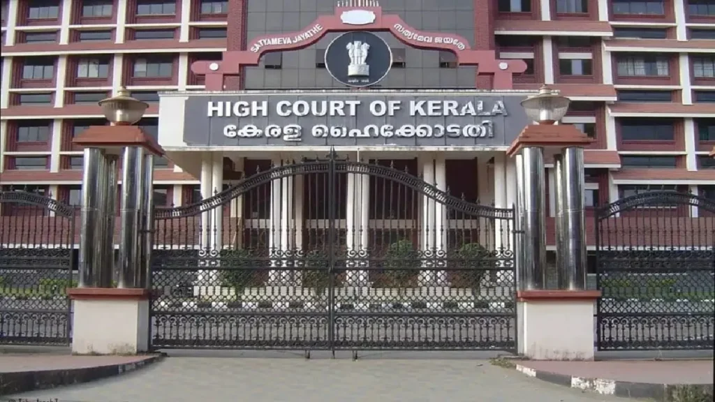Munambam Waqf Land Matter: 600 families surrounded in Munambam Waqf land dispute, Kerala High Court banned the decision of single judge bench, Kerala High Court Stays Order Quashing Inquiry Commission in Munambam Waqf Land Mater