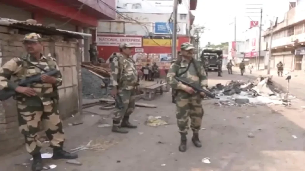 Murshidabad Violence: In Dhulian, Murshidabad, miscreants fired on BSF jawans, news of injuries of 2 children; BJP claimed migration of more than 400 Hindus, Firing on BSF Jawans Reported from Dhuliyan in Murshidabad West Bengal BJP Claims 400 Hindu Fled from Area