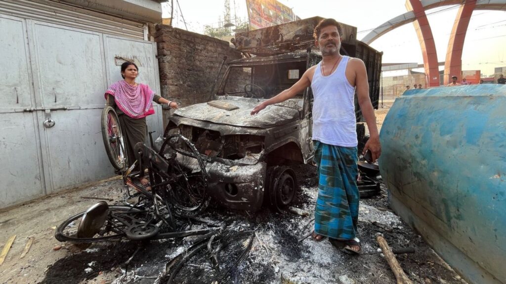 Murshidabad Violence | Murshidabad Violence Update | Mob protest against waqf law in Bengal | Policeman Injured in Bengal | Murshidabad Violence Against Waqf Law | Waqf Law 2025 | Mamata Bnerjee | TMC vs BJP | Hindi News | Hindi News Today | , Tension regarding Waqf law in West Bengal, how is the situation in Murshidabad now? , News Track in Hindi
