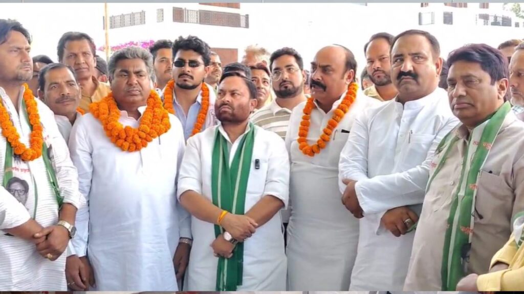 Muzaffarnagar News Today Continuous Setback to Sp, Then Hundreds of People Took Membership of RLD | Muzaffarnagar News: SP constantly shocked SP, then hundreds of people took membership of RLD. News Track in Hindi