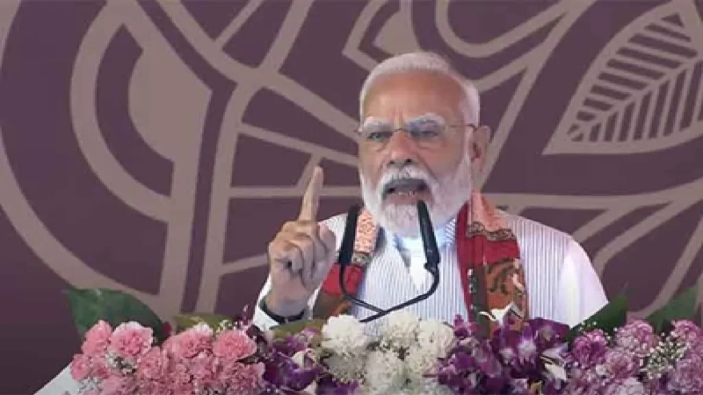 Narendra Modi at Varanasi: I am Kashi and Kashi Mary, PM Narendra Modi said in Varanasi, given 3884 crore development work, I am of kashi and kashi is mine, said PM Narendra Modi in Varanasi, Gave the GAIFT OF Development Works Wort of 3884 Crores