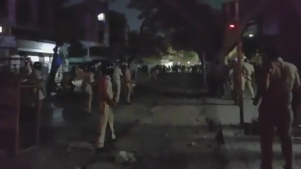 Nashik Violence: Municipal corporation team and police arrived in Nashik, Maharashtra to demolish the illegal shrine, 15 injured in stone pelting, many vehicles also damaged, 15 injured as stone pelting happy
