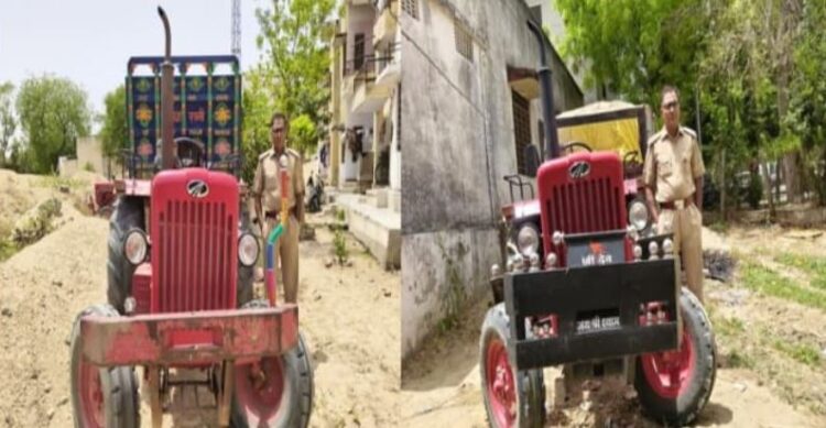 Niwai police seized two tractor-trolleys filled with illegal gravel