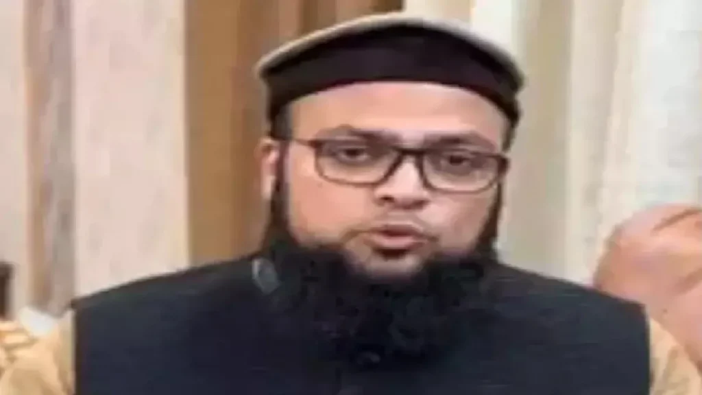 Qari Ishaq Gora: 'Touching a woman of any religion wrong in Islam without wrong ... Muslim women should not wear bangles with non -male and not henna', Ulema Qari Isaac Gora's statement, Qari Ishaq Gora Said Muslims Women Should not Wear Bangles and Get Mehndi Applied BY