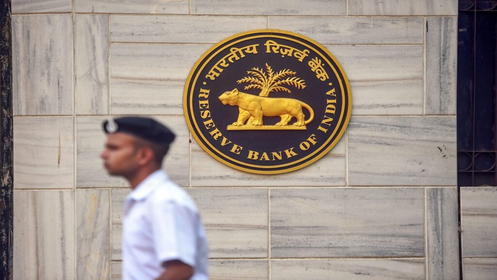 RBI has licensed this bank to cancel, what will happen to the money deposited in the account? - India tv hindi