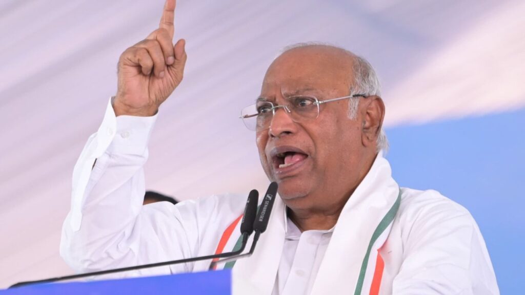 Rajasthan Politics | Mallikarjun kharge in Jaipur | Mallikarjun Kharge Attack on BJP | Mallikarjun Kharge Attack on PM Modi | Mallikarjun kharge on Pahalgam Terror Attack | Jaipur News | Samvidhan Bachao Rally in Jaipur Today | , Rajasthan Politics: Bachao rally of Congress in Jaipur, Kharge showed anger on this action of PM on Pahalgam. News Track in Hindi