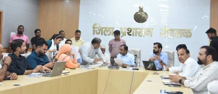 रोहतक डीसी ने अधिकारियों से कहा, जन शिकायतों के निवारण में कोई ढिलाई न बरती जाए