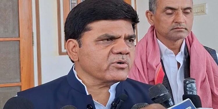 SP MLA Dr Sangram Yadav Statement on BJP in Case of Dalit Youth Death in Police Station Crime News in Hindi | Azamgarh News: Yogi Sarkar's servant Shah involved in corruption, BJP has to perform by taking off clothes- SP MLA Dr. Sangram Yadav | News Track in Hindi
