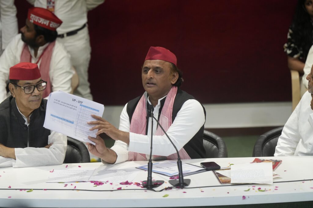 Samajwadi Party Chief Akhilesh Yadav | Casteism Allegation on Yogi Government | Copy of Posting of Officers | UP Politics | Akhilesh's caste allegations against the Yogi government said-Singh Bhai came, Singh brother came… Copy of posting of officers. News Track in Hindi