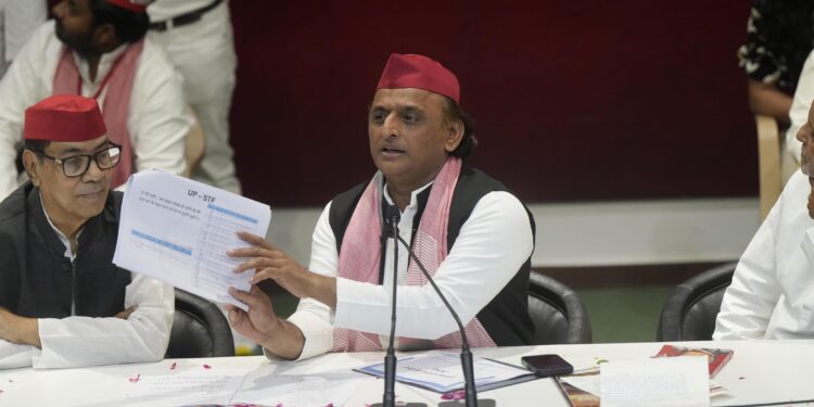 Samajwadi Party Chief Akhilesh Yadav | Casteism Allegation on Yogi Government | Copy of Posting of Officers | UP Politics | Akhilesh's caste allegations against the Yogi government said-Singh Bhai came, Singh brother came… Copy of posting of officers. News Track in Hindi