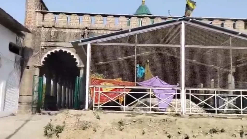 Sambhal Dargah Dispute: Now controversy over the dargah in Sambhal, villagers made these allegations, administration is investigating, after shahi jama masjid no dispute over Dargah in Sambhal Administration Took Documents from Mutawalli for Investigation