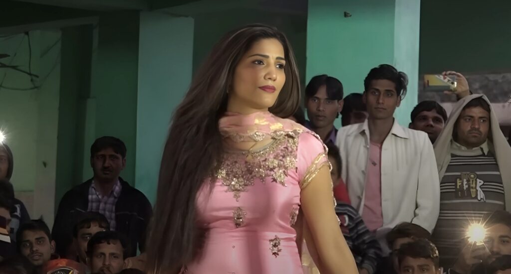 बोल तेरे मीठे मीठे में Sapna Chaudhary ने स्टेज पर मचाया तहलका