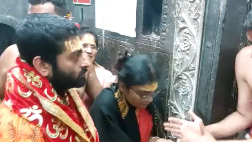 Sartaj of notes reached Mahakal's shelter, blessings with wife - India tv hindi