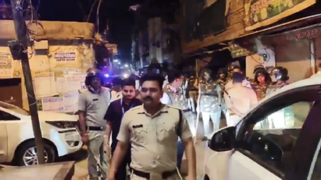 Stone Pelting on Hanuman Jayanti Procession: Stone pelting on the procession of Hanuman Jayanti in Guna, controversy over the DJ playing in front of the mosque, Stone Pelting on Hanuman Jayanti Procession in Guna Madhya Pradesh