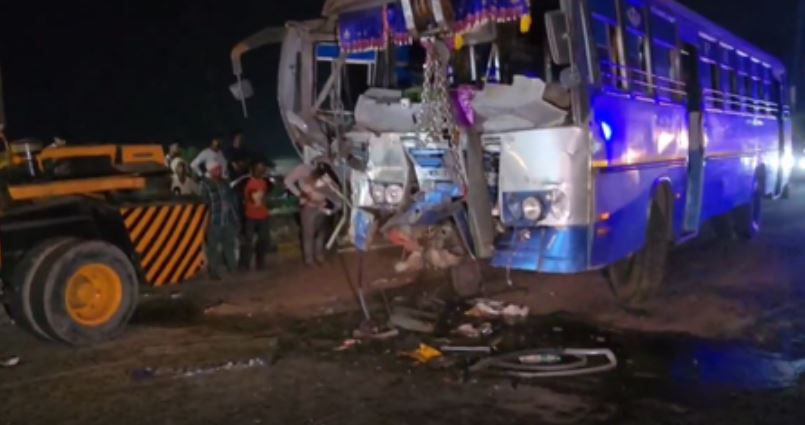 Strong collision between roadways bus and crane in Karnal, four passengers are in critical condition