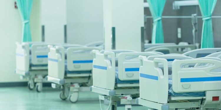 Surat Diamond Factory News | Gujarat Toxic Water | Gujarat Surat News in Hindi | 118 Factory Workers Hospitalized | Gujarat News in Hindi | Toxic water Sickness | Toxic water Sickness News | Gujarat Trending News | , Surat News: 118 laborers were ill after drinking 'poisonous water' from the factory water cooler, 2 in critical condition, know the whole matter. News Track in Hindi