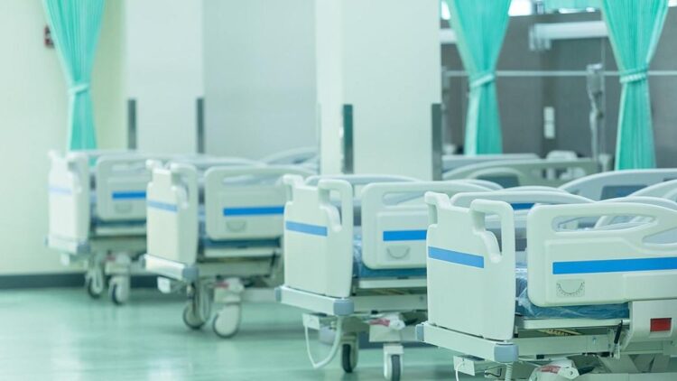 Surat Diamond Factory News | Gujarat Toxic Water | Gujarat Surat News in Hindi | 118 Factory Workers Hospitalized | Gujarat News in Hindi | Toxic water Sickness | Toxic water Sickness News | Gujarat Trending News | , Surat News: 118 laborers were ill after drinking 'poisonous water' from the factory water cooler, 2 in critical condition, know the whole matter. News Track in Hindi