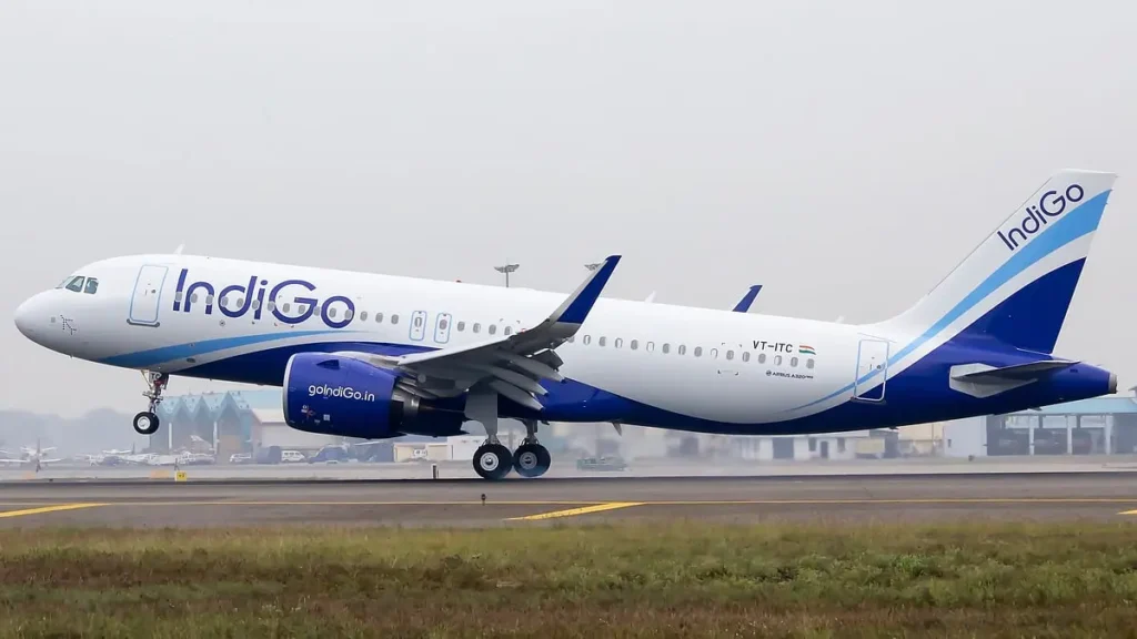The aircraft going from Delhi to Ranchi started to eat at a height of 40 thousand feet, passengers stuck life