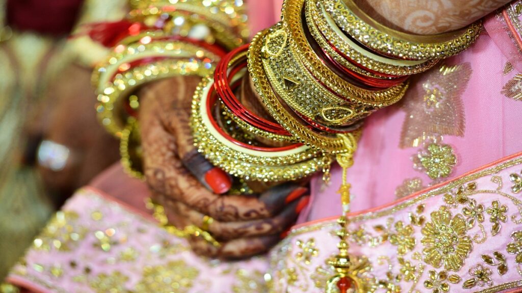 Tsunami in gold, ₹ 6,250 per 10 grams in a day, silver also rockets - India tv hindi