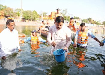 उज्जैन : क्षिप्रा नदी में स्वच्छता अभियान, मुख्यमंत्री मोहन यादव ने दिया योगदान