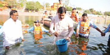 उज्जैन : क्षिप्रा नदी में स्वच्छता अभियान, मुख्यमंत्री मोहन यादव ने दिया योगदान