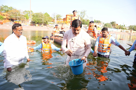 उज्जैन : क्षिप्रा नदी में स्वच्छता अभियान, मुख्यमंत्री मोहन यादव ने दिया योगदान